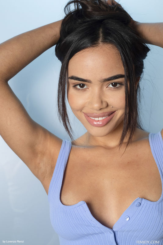 Isa Sweet In Couch - Picture 08