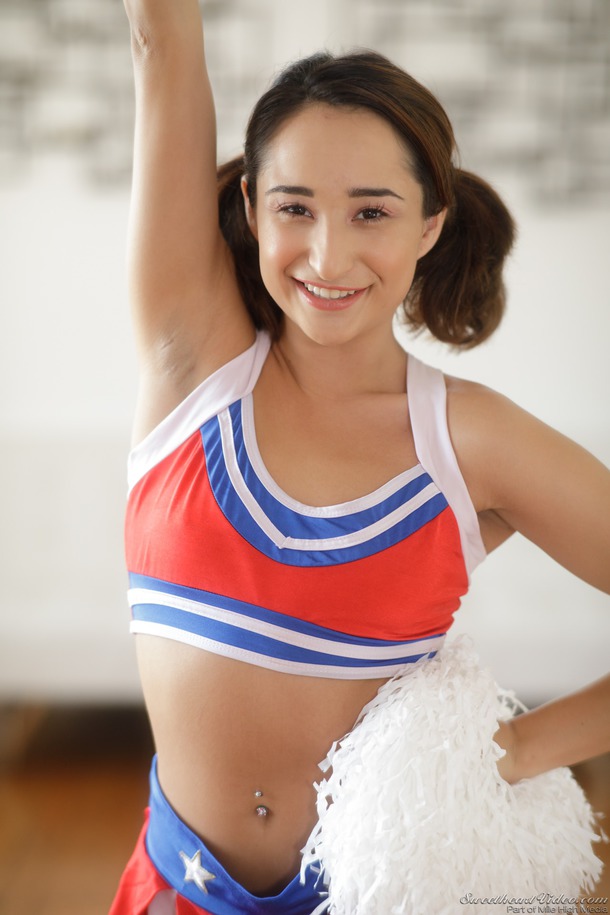 Isabella Nice Sexy Cheerleader - Picture 01