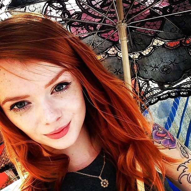 Sexy freckled redheads making selfies - Picture 00