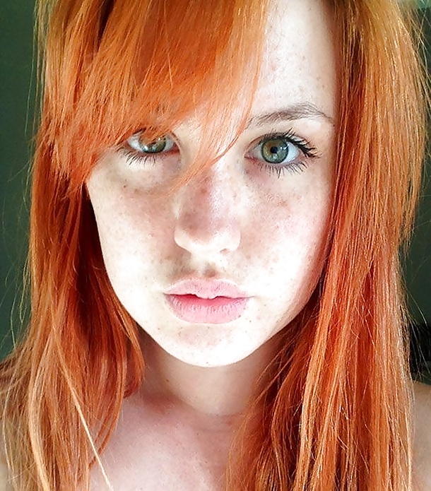 Sexy freckled redheads making selfies - Picture 07