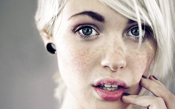Face models with lovely freckles - Picture 00