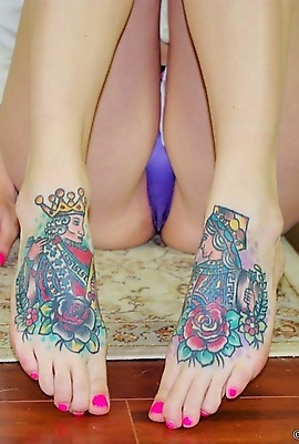Ivy Snow has new sexy feet tattoos