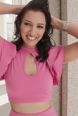 Bella Rolland Impressing A Tourist