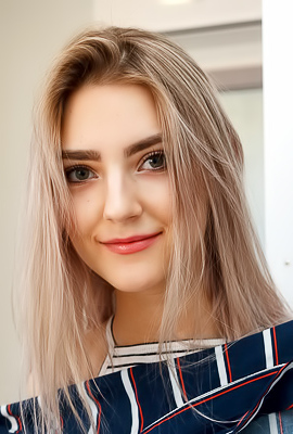 Lady Jay Hottie masturbates when packing her suitcase