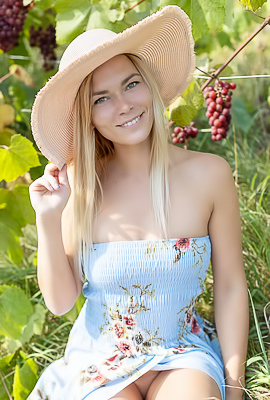 Naked Nature Beauty Paulina N