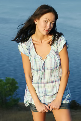 Rusya Brunette Hottie Teases Outdoors