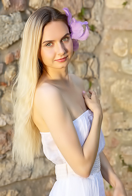 Emily Swan Slender Beauty Is Fresh As A Daisy In A Pretty Summer Dress