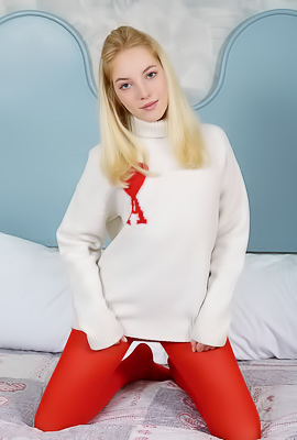 Bella Spark Masturbating Her Pink Pussy