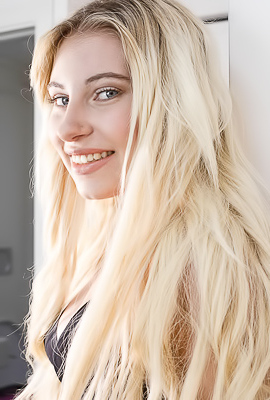 Lilly Bella Pure Nude Blonde Woman Getting Naked