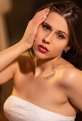 Amber Slassh Voluptuous Hungarian Brunette Is Soon Naked