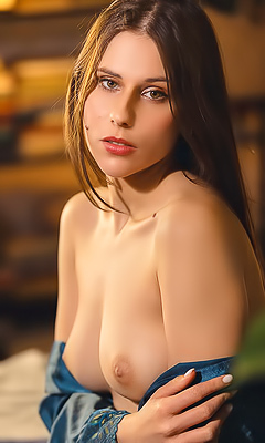 Nude Smiling Beauty Amber Slassh